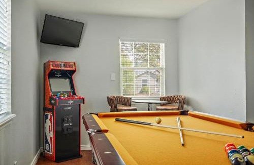 Highland Park West House | The Oak Haven - 3BR with Pool Billiards & Arcade