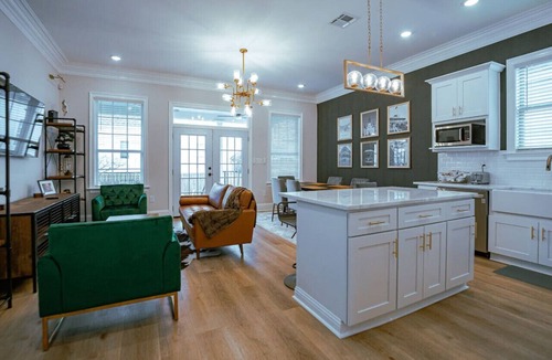 Dixon House | The "Old Fashioned" Luxe Cottage