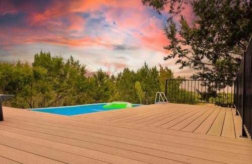 Dripping Springs House | The Outlook - Spa and deck views of Hill Country