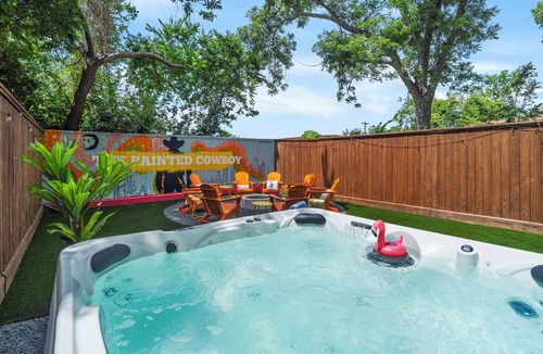 Shady Acres House | The Painted Cowboy: Houston Heights Oasis with Hot Tub