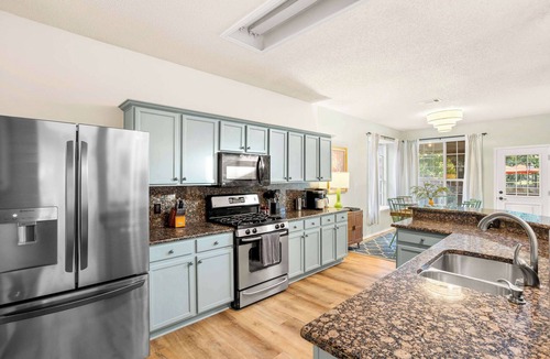Lake Dallas House | The Painted Paddle: Pool, HotTub, Pickleball Court
