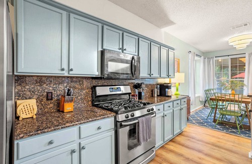 Lake Dallas House | The Painted Paddle: Pool, HotTub, Pickleball Court
