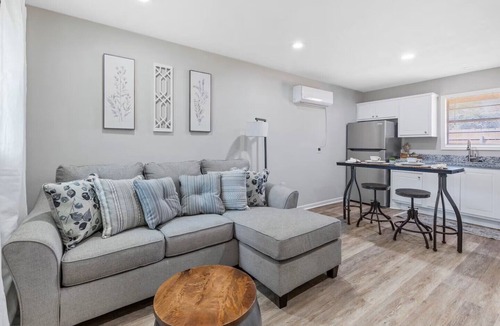 Sulphur Apartment | The Patch 5 - Sleeps 4 - King Bed - Near Casinos