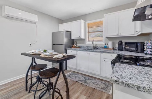 Sulphur Apartment | The Patch 5 - Sleeps 4 - King Bed - Near Casinos