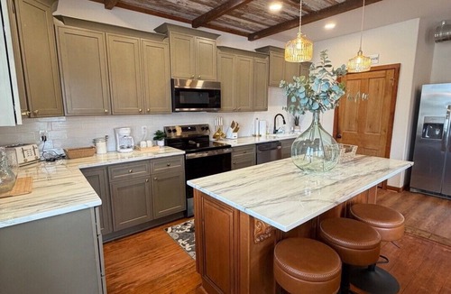 Downtown House | The Pelican Brief Spacious 7-bedroom house in lovely Downtown Lafayette with AC