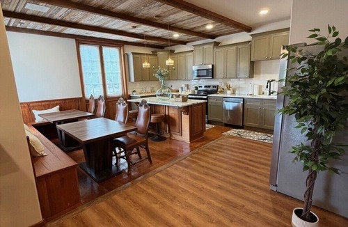 Downtown House | The Pelican Brief Spacious 7-bedroom house in lovely Downtown Lafayette with AC