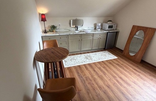 Downtown House | The Pelican Brief Spacious 7-bedroom house in lovely Downtown Lafayette with AC