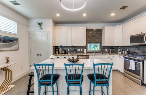 MLK House | The Q - Austin Spa, Sauna, Gym, Backyard 7 Bed UT Home ATX