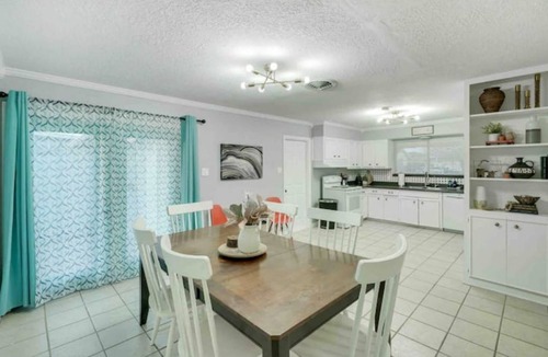 South Side House | The Retreat-Spacious King Beds-Garage Parking-7 Beds-Cornhole Games