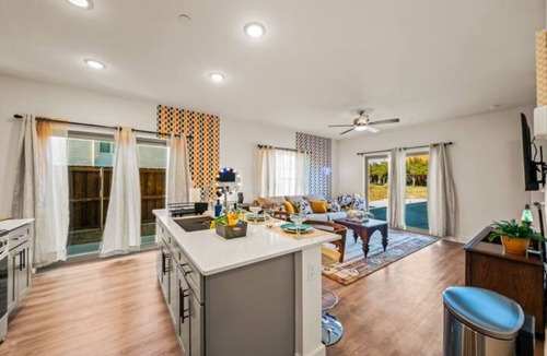 Old East Dallas Apartment | The Retro Room - 1BR - 2 Beds - 7 min DT & D Ellum