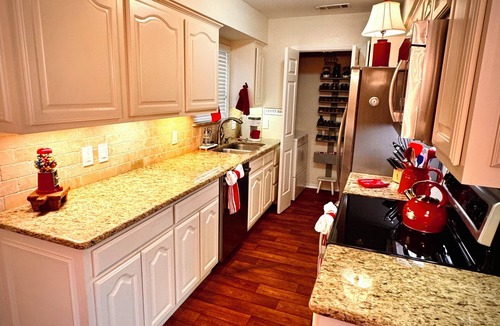McKinney House | The Rustic Chandelier- 3 bedrooms 2.5 baths, full kitchen, 4 TV's and WIFI