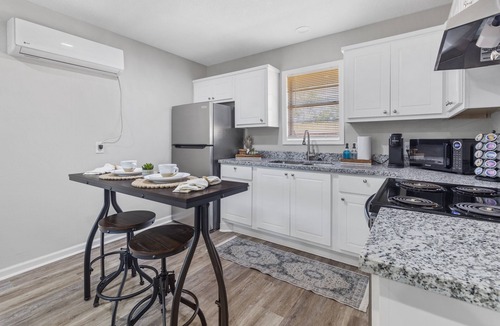 Sulphur Apartment | The Suite Spot 5 - minutes from casinos