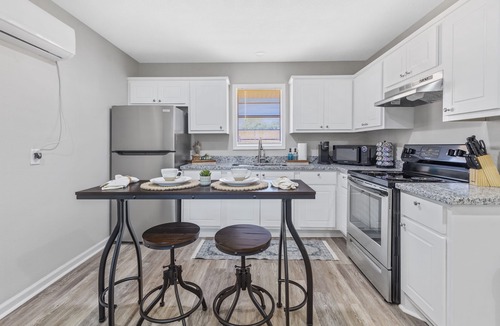 Sulphur Apartment | The Suite Spot 5 - minutes from casinos
