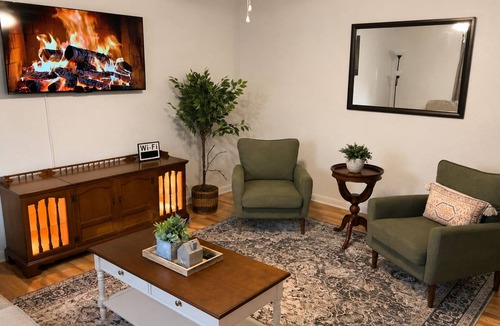 Victoria House | The Sun-Day House Sleeps 5 By Hospital & College