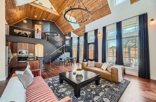 Georgetown House | The Terra Cottage-Guest house with a pool in GTX!