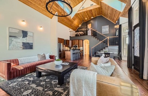 Georgetown House | The Terra Cottage-Guest house with a pool in GTX!