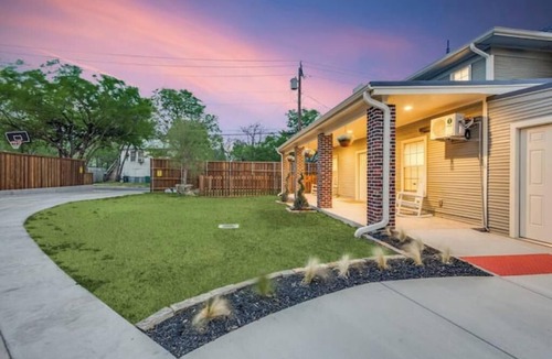 Denton Apartment | The Vanderbilt Mansion Apt 10 Near Downtown and TWU