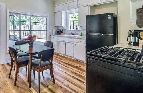 Weatherford House | The Wander Inn: 2 Bed-2 Bath Bungalow Recently Renovated, Walk to Downtown