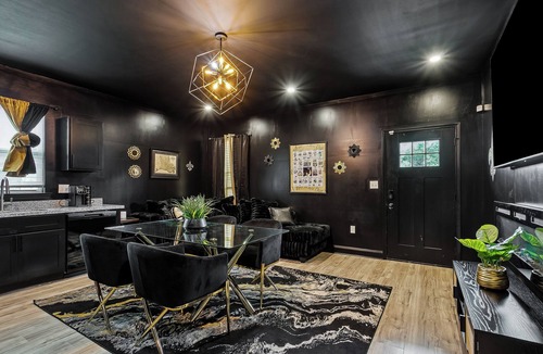 Florida Area Apartment | The Who Dat House – Luxury 5BR Saints Retreat
