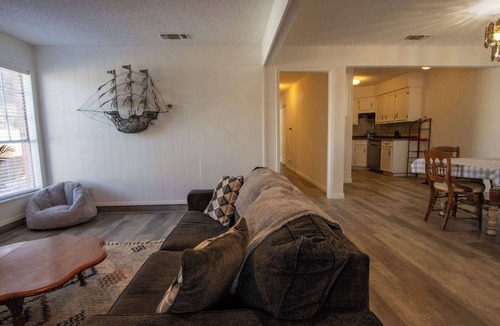 Fort Worth House | The Wonder Inn - Sleeps 11 near TCU