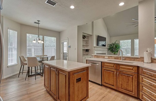 Alden Bridge House | The Woodlands 4BR Executive Retreat - EV, Baby & Pet Friendly, Near Hospitals
