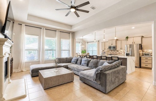 Indian Springs House | The Woodlands Charming 4BR 3BA One Story Retreat w Dual Walk In Shower, EV Charging, Baby Crib, and Grill
