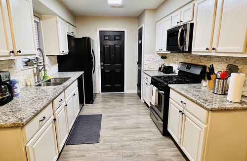 Panther Creek House | The Woodlands House 3 Bed, 2 Baths, FREE Parking Garage, Baby Crib, Office, WiFi