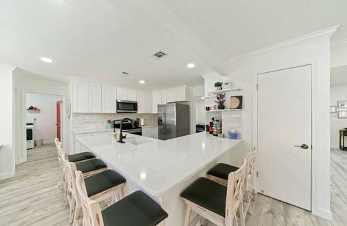 North Central Thousand Oaks House | theOAKloft-Heated Pool/HotTub- Games - Bring Fido- Memorable Experience