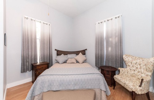 Main - Military Plaza House | This house is a 2 bedroom(s), 1 bathrooms, located in San Antonio, TX.