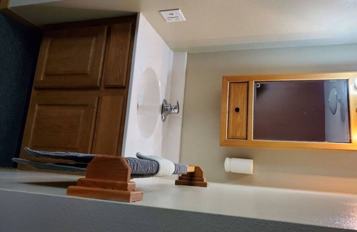 Boyd County Cabin | Three Rivers Lodge Room #9