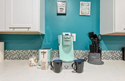 Neartown Apartment | Tiffany Hip Montrose Apt Near MedCenter UH & NRG