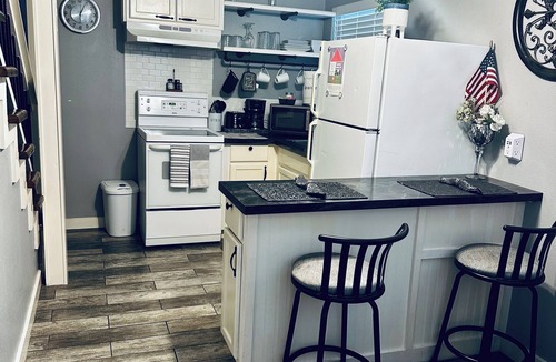 Highland Park Cottage | Tiny Home in vibrant downtown San Antonio only minutes away from many sites.
