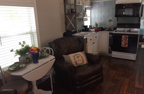 Sulphur Cottage | Tiny house with full-size amenities tucked away in the countryside