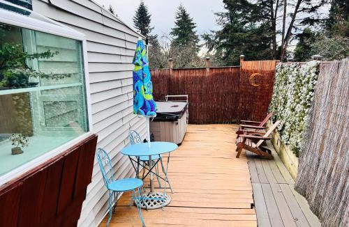 Shoreline House | Tiny House with private Hot Tub near Seattle