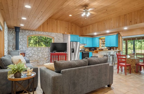 Belmont Cottage | Toledo Bend Cottage Retreat – Private Pond Fishing – King Bed