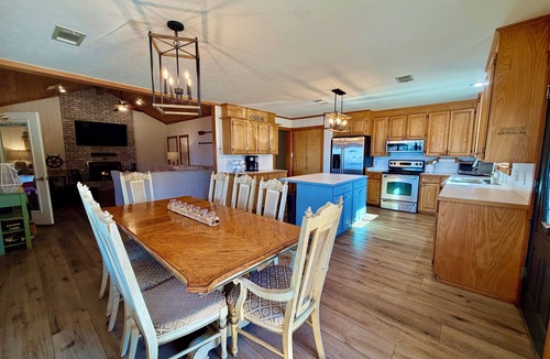 Negreet House | Toledo Bend Waterfront Retreat Private Dock, Sunset Bar, Sleeps 12