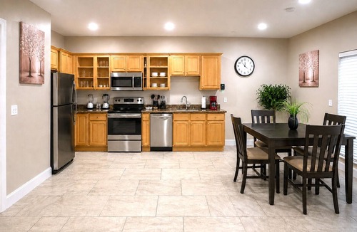 Kreole Apartment | Top-Floor Retreat · 3BR 2BA · King Beds · W/D