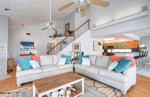 Pirates Beach House | Top Floor Suite with Oceans Views, 3 Min Walk to Beach & Dog Friendly