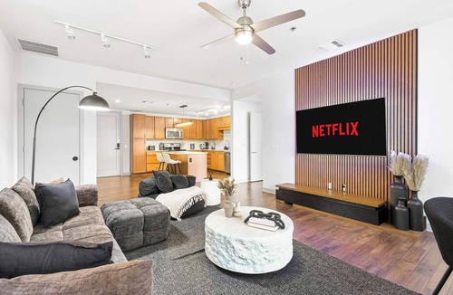 Downtown Dallas Apartment | Top of Dallas | 30th Fl | King + Pool + Gym