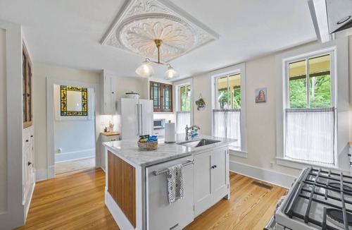 Eureka Springs Historic District Bed & Breakfast | Tower House Inn: Charming 3BD/2.5BA BNB w/Private Parking & Walk to Downtown