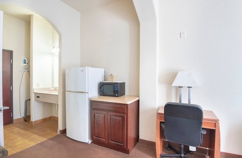 Clute Apartment | Townhouse Clute Lake Jackson|King Bed