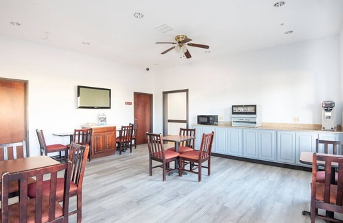 Clute Apartment | Townhouse Clute Lake Jackson|King Bed