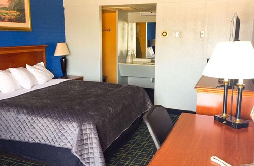 Clinton Hotel | Trade Winds Inn Clinton