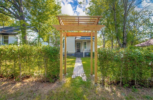 Hillcrest Cottage | Tranquil Hillcrest cottage close to most attractions in charming Little Rock