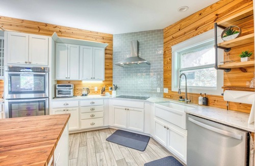 Burnet House | Tranquil Lake LBJ getaway! No boat traffic. Swim, Kayak, SUP & Fish in Peace!