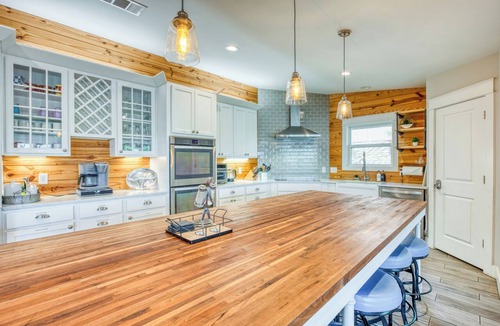 Burnet House | Tranquil Lake LBJ getaway! No boat traffic. Swim, Kayak, SUP & Fish in Peace!