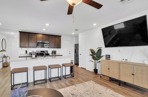 Del Valle House | Tranquil Retreat 15-17 min from COTA, Tesla factory & the Airport. Private patio