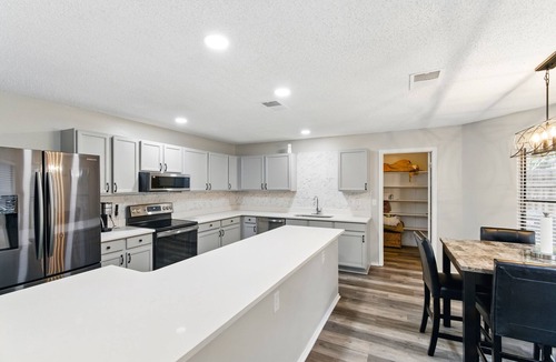 Schertz House | Tremendous 4-bedroom Serene Escape in Schertz, San Antonio and NB