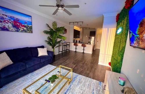 South Central Houston Apartment | Tropical Breeze - 2BR- MAJOR INTERNATIONAL SPORTING EVENT - Walk to NRG - Pool - Gym - Sleep 6