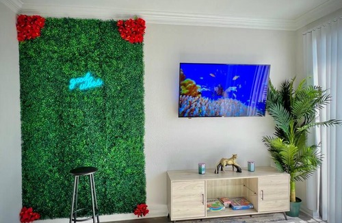 South Central Houston Apartment | Tropical Breeze - 2BR- MAJOR INTERNATIONAL SPORTING EVENT - Walk to NRG - Pool - Gym - Sleep 6